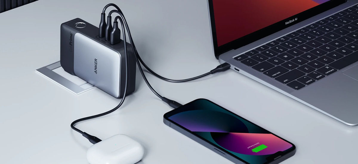 راهنمای خرید پاوربانک برای کمپینگ در سال ۲۰۲۵ 2 چگونه در سال ۲۰۲۵ پاوربانک مناسب برای کمپینگ انتخاب کنیم؟